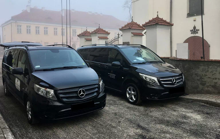 Dwa czarne pojazdy