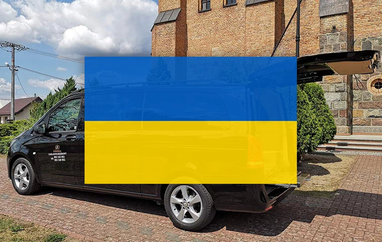 Flaga Ukrainy na tle pojazdu