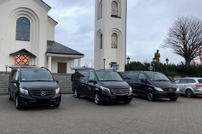 Czarne pojazdy pogrzebowe